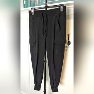 All in Motion Black active mid-rise cargo cargo joggers
